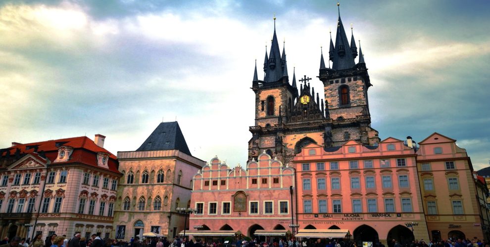 Die beiden Türme mit den schwarzen Dächern wirken bedrohlich und beeindruckend zugleich - die Teynkirche dominiert Prags Altstadt. (Foto: Marina Hochholzner)
